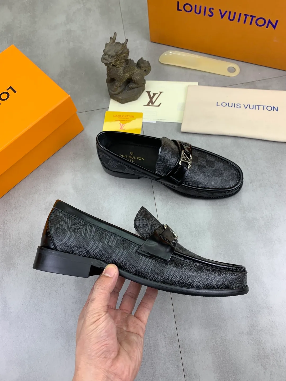 Men's men's shoes 💰P520 New style 💶[LOUIS VUITTON] Water-dyed Niuli Original order New style 🍀LV Louis Vuitton *——Top version of LV classic leather shoes! Made of imported original calfskin, original leather side strips and wear-resistant high-end rubber outsole! High quality products! Color: Black optional Size: 39-44 (45 customized)